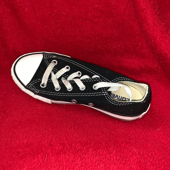 KIDS BLACK LOW TOP CONVERSE - Picture 1 of 3